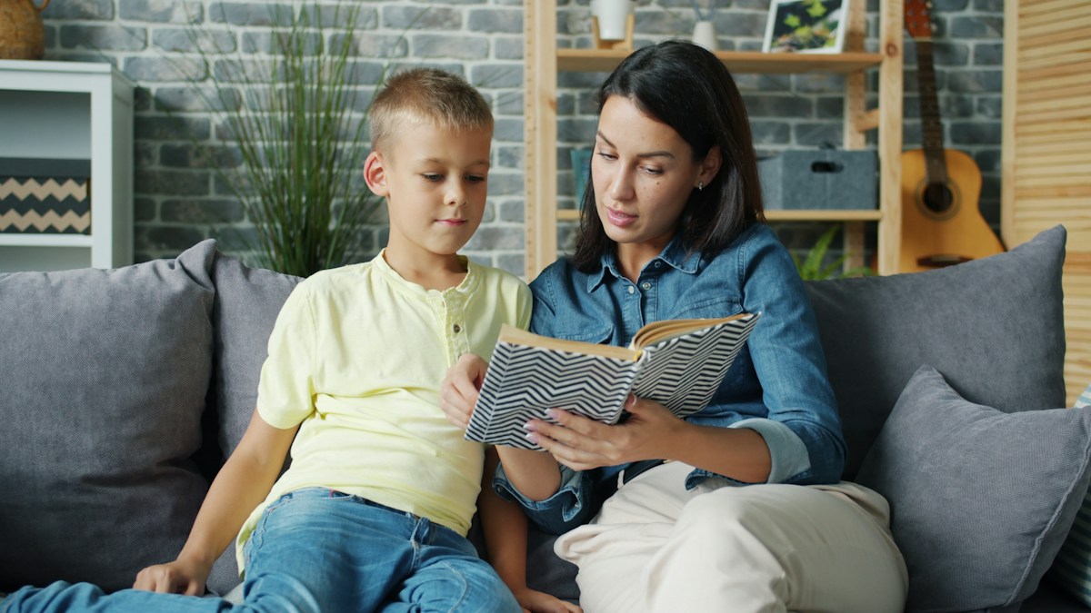 Madre y su hijo compartiendo un momento de atención y lectura