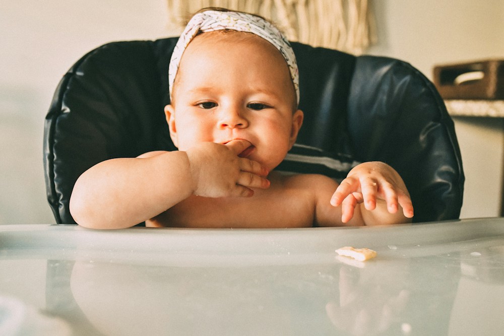 Bebé explorando un alimento con sus manos